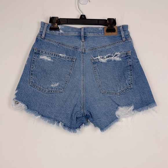American Eagle Highest Rise 90’s Boyfriend Denim/Jean Distressed Shorts. Size 2 - Picture 4 of 12